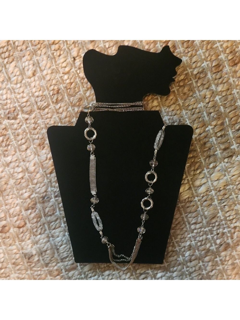 Chic Silver Necklace with Crystal Details